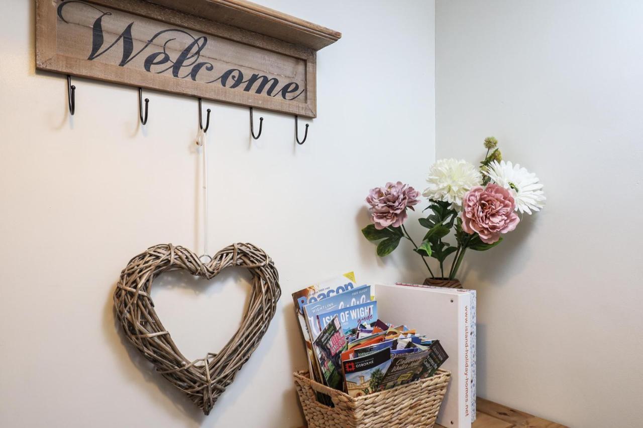 Queen Bower Farm Lodge Alverstone  Esterno foto