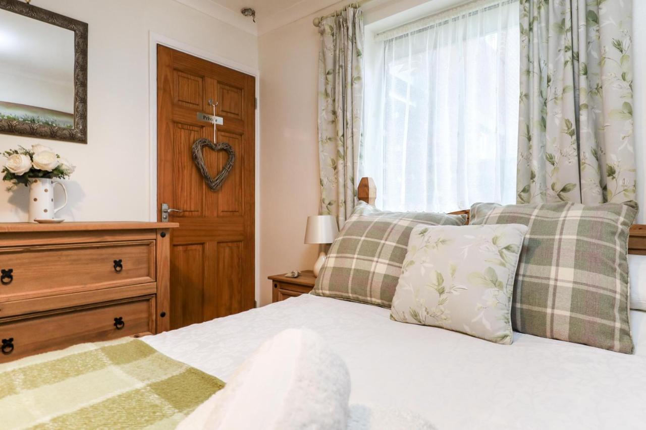Queen Bower Farm Lodge Alverstone  Esterno foto